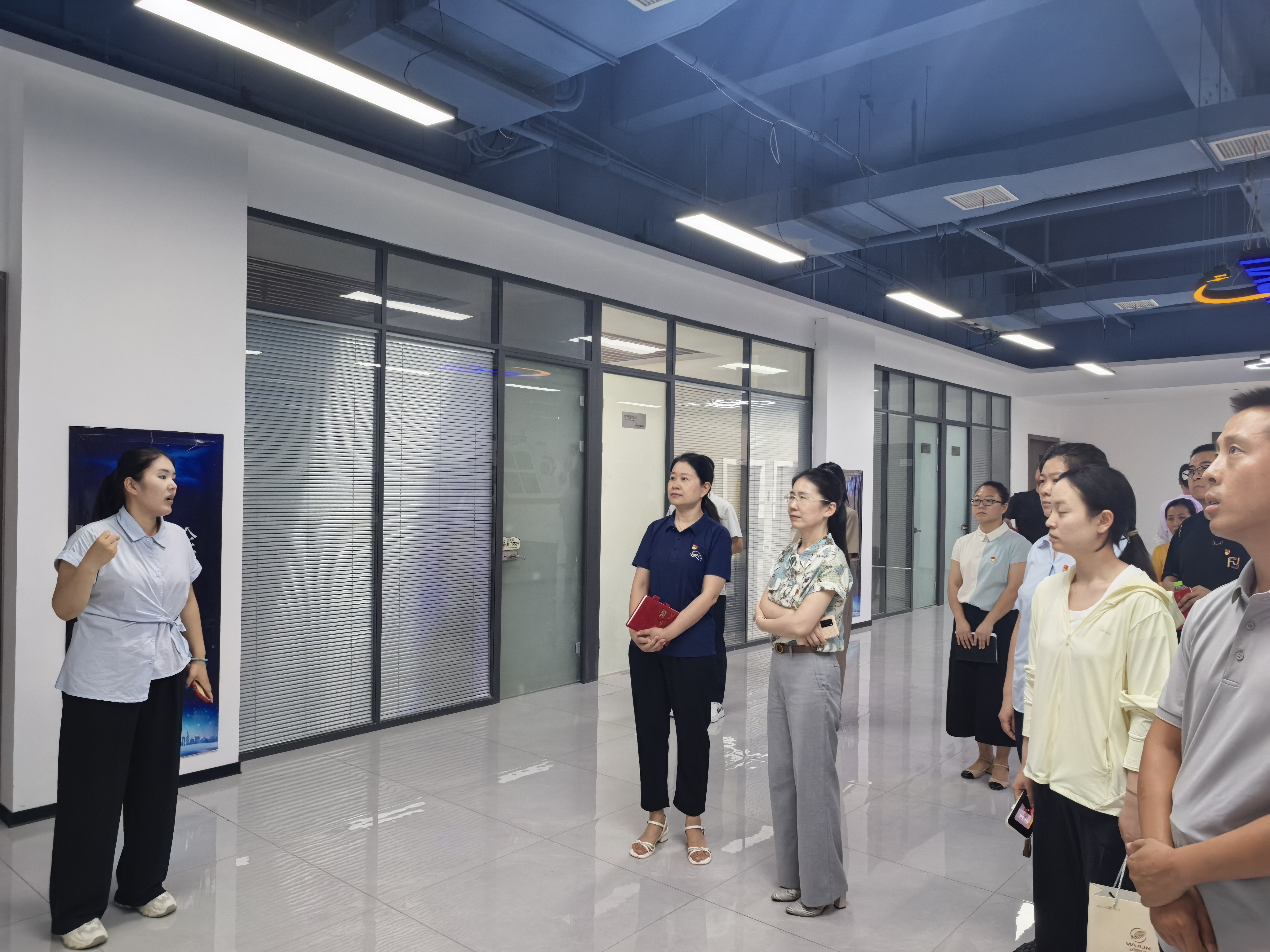 淇滨区委社会工作部组织非公企业党员在星如雨科技开展主题党日活动
